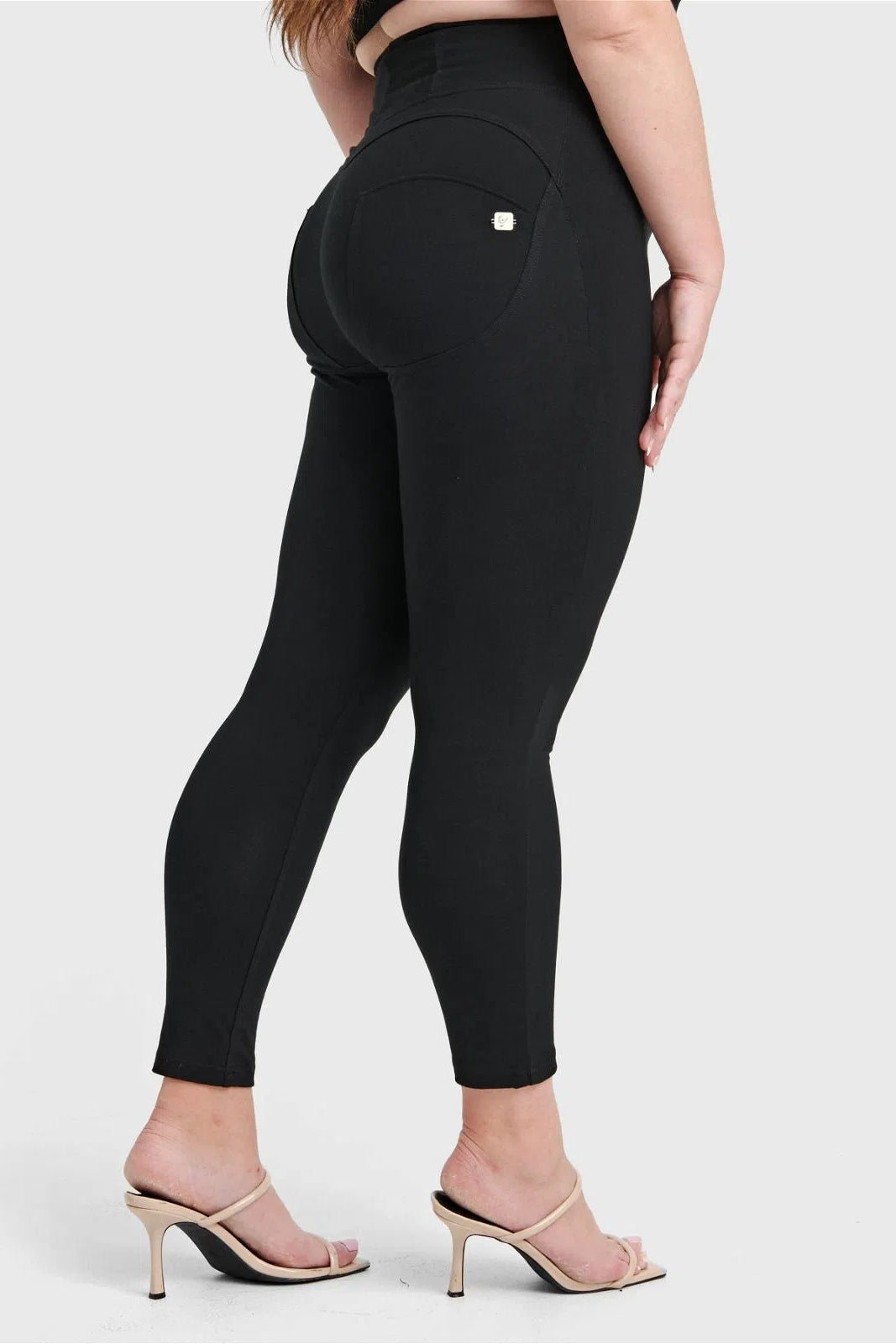 WRUP Curvy Fashion - Zip High Waisted - 7/8 Length - Black 1